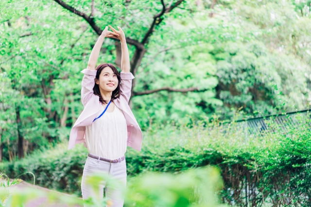 背伸び　女性　すっきり