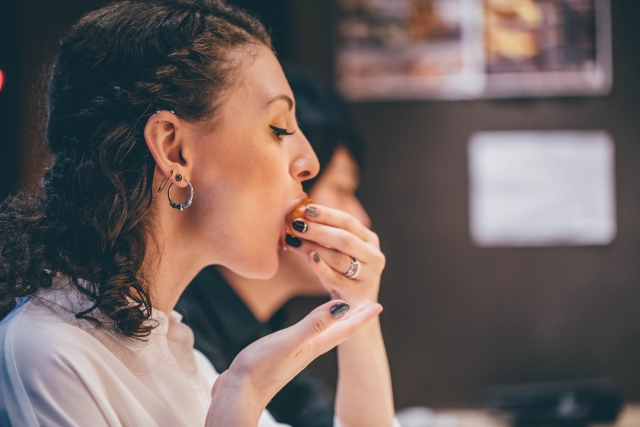 食事をとる女性