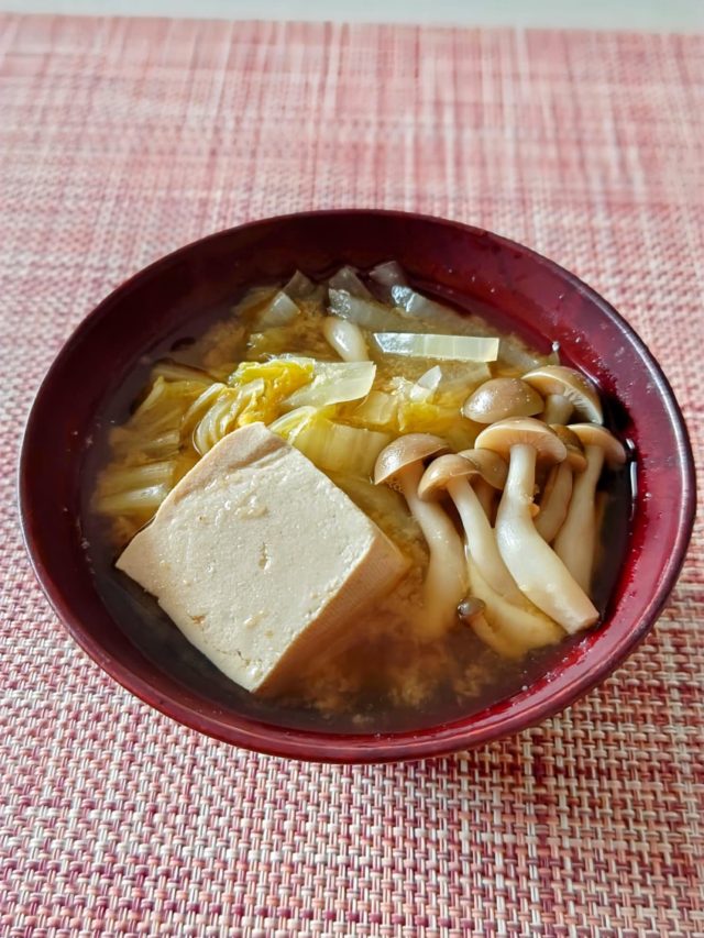 豆腐としめじと玉ねぎと白菜の味噌汁