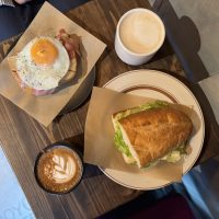 【大阪・北堀江】リーズナブルで豊富なメニュー！「ROYGBIV COFFEE（ロイジービブコーヒー）」のアットホーム空間で過ごす朝食