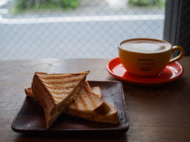 バイロンベイコーヒー大門店 ホットサンドとラテ