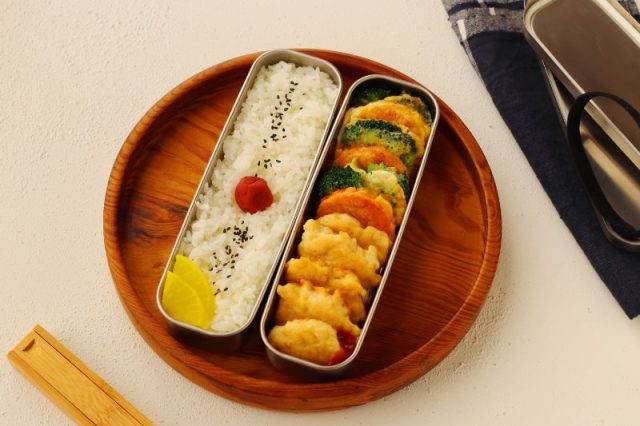 「鶏ささみのチキンナゲット」「ブロッコリーとにんじんのピカタ」2品弁当