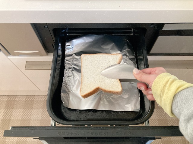 IHコンロのグリルと食パン