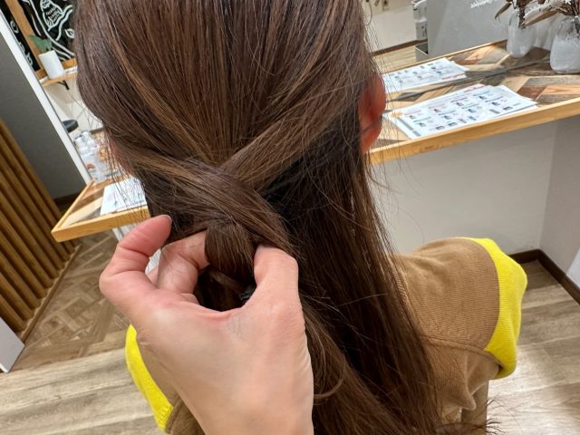 パサつく髪をスッキリまとめるヘアアレンジ