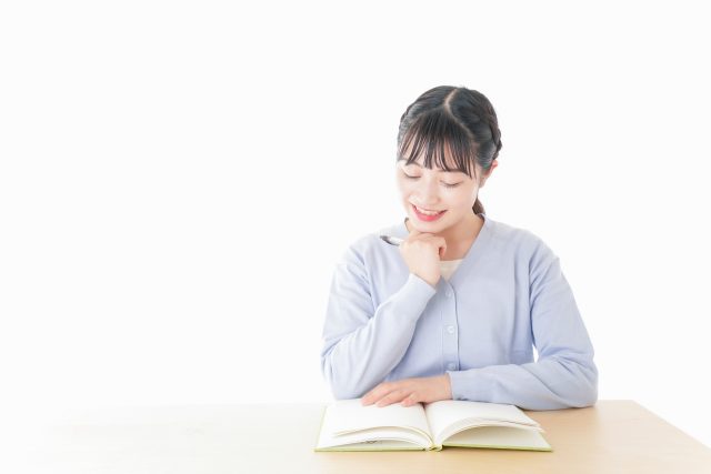 本を読む女性