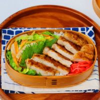 抜群の存在感！「豚の照り焼き」「ちくわと野菜のレンジ炒め」2品弁当