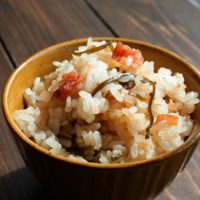 切る手間いらずで簡単！旨味たっぷり「梅と昆布の炊き込みご飯」の作り方