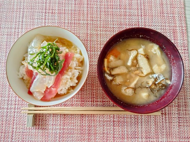 「ぶっかけ海鮮卵かけごはん」と味噌汁