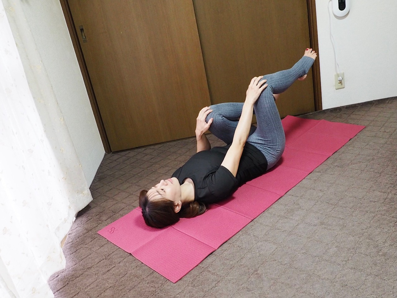 【仰向け40秒】中腰・長時間のデスクワーク対策に!「腰~お尻」に効くストレッチ - 朝時間.jp