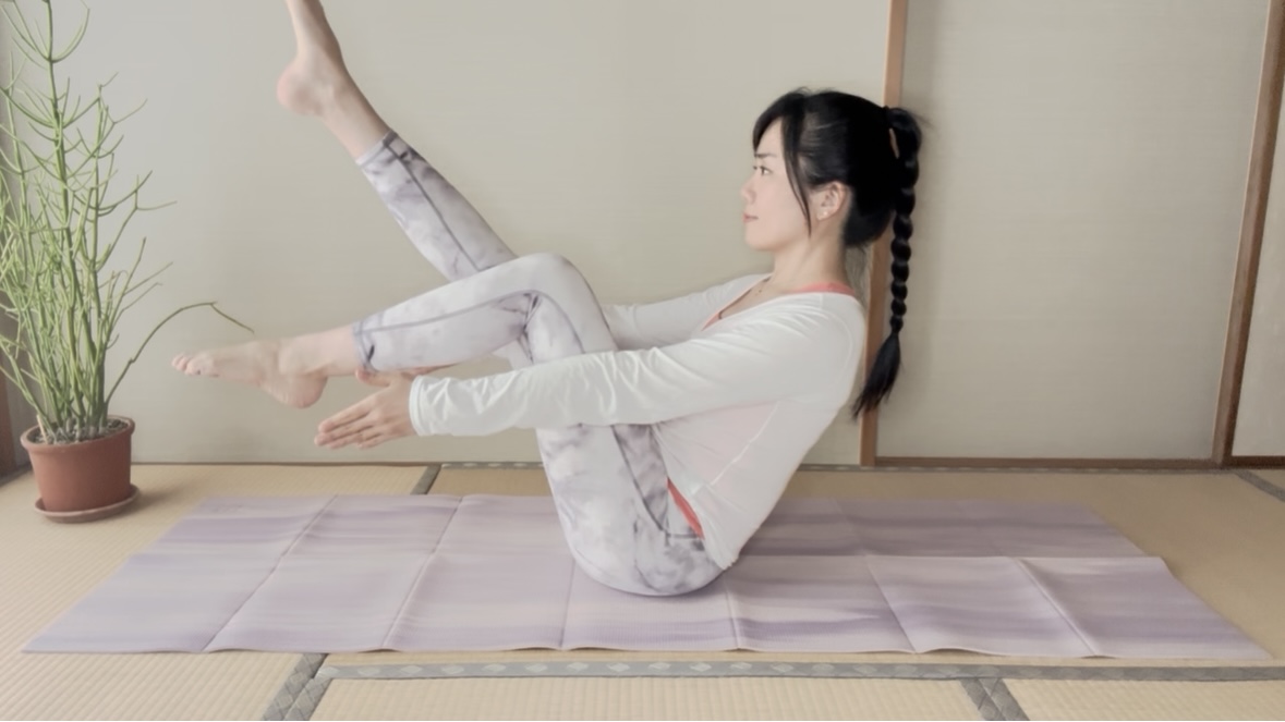 お腹に効く!「V-sitポジション」で腹筋×バランスピラティス
