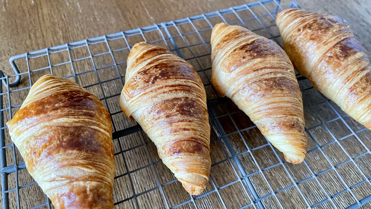 朝から焼きたてパンが楽しめる！業務スーパー「冷凍ミニクロワッサン」