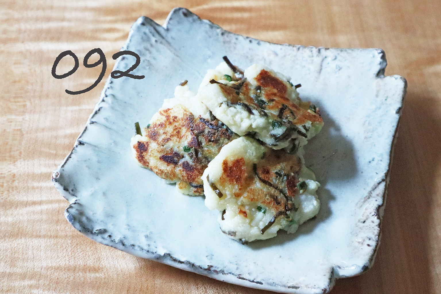 混ぜて焼くだけ!ダイエット中にも◎「はんぺんと豆腐のふわふわ焼き」