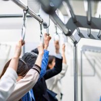 「あと二駅です」を英語で言うと？