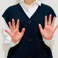 英語で「どうぞ座ってください」と言われた時の返し方