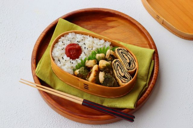 「しそ巻きチキン」「にんじんと海苔の卵焼き」2品弁当