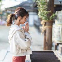 参拝するときの「二礼、二拍手、一礼」を英語で言うと？