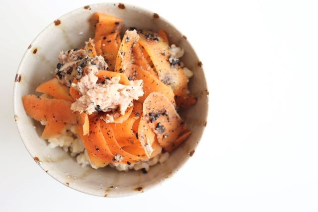 白米に人参和えをトッピングしたもの