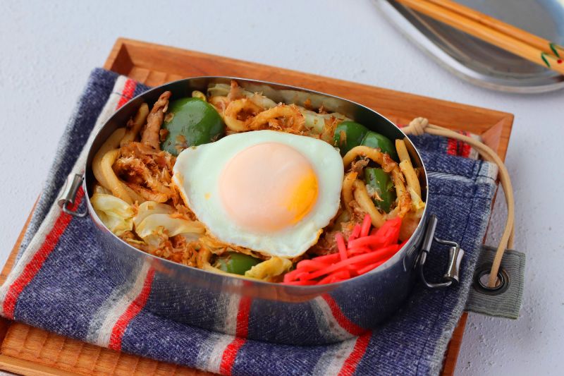 ごはんがない朝に◎時短&簡単「ソース焼きうどん」「目玉焼き」2品弁当