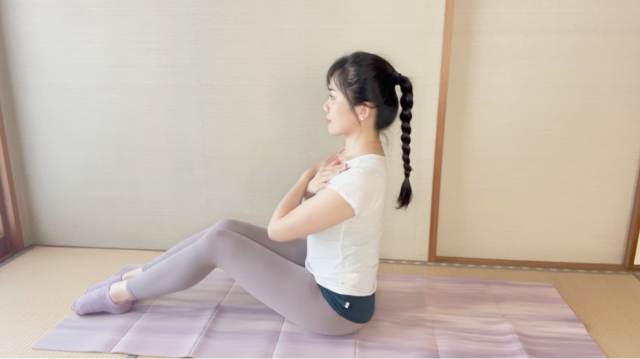 三角座りの女性