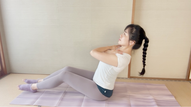 背中がそる女性