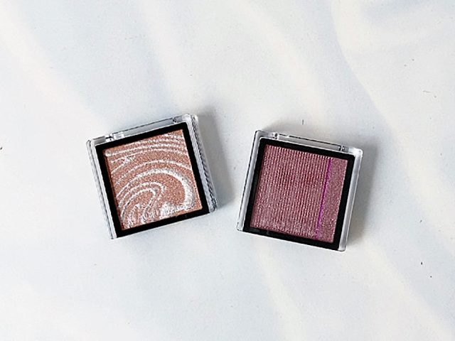 モーブ系とベージュ系のアイシャドウ