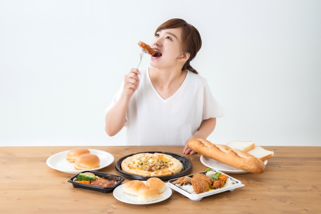 食事をする女性