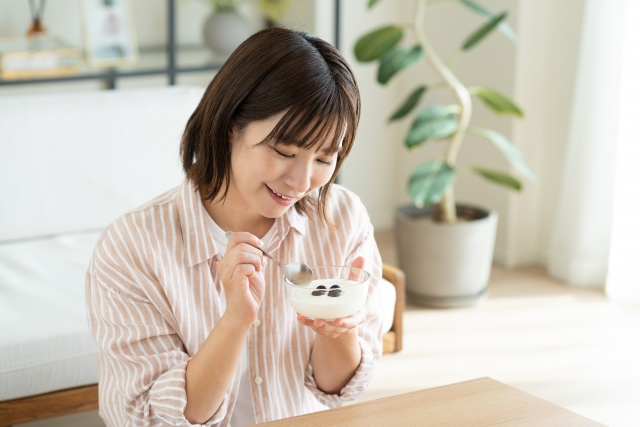 ヨーグルトを食べる女性
