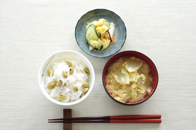 豆ごはんと味噌汁と浅漬け