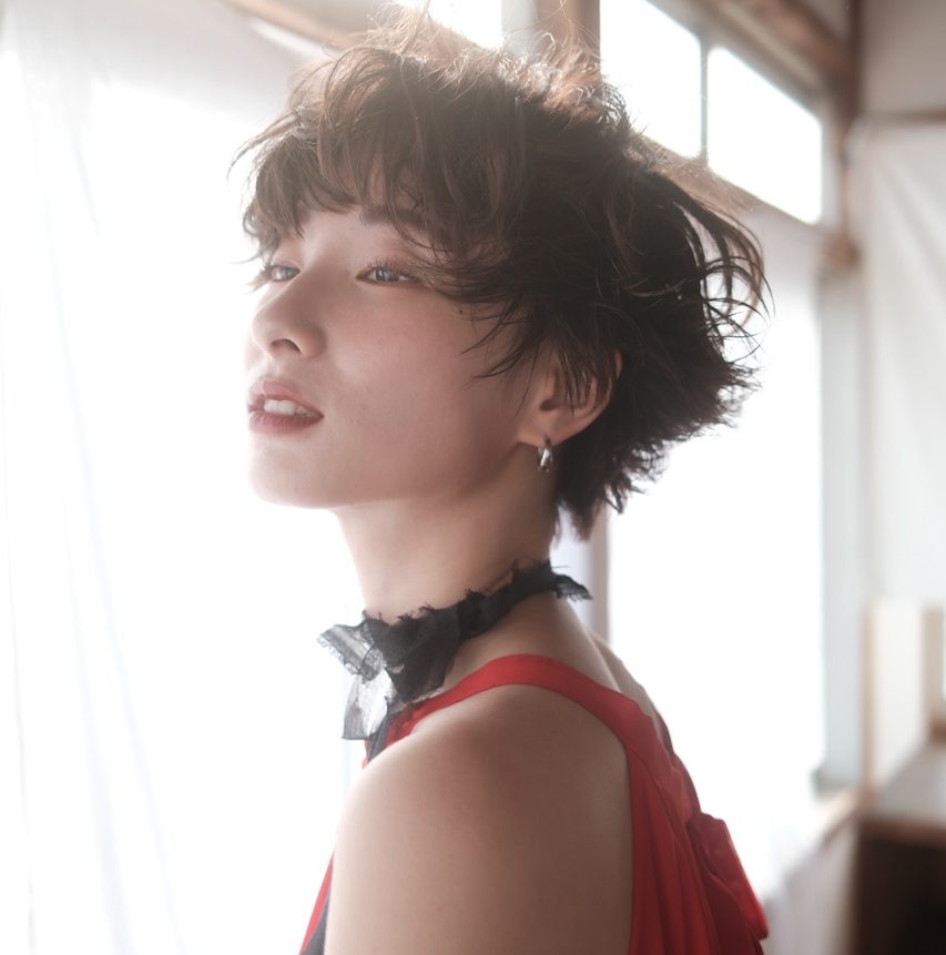 ショートヘアの女性