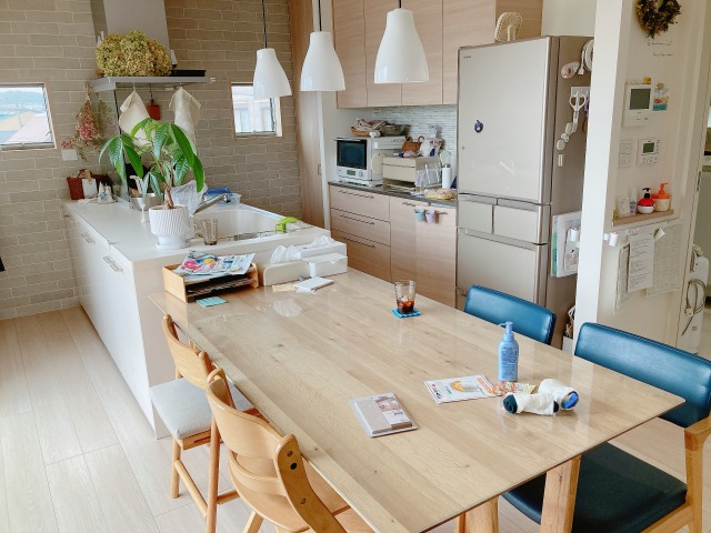 モノが置かれたダイニングテーブル