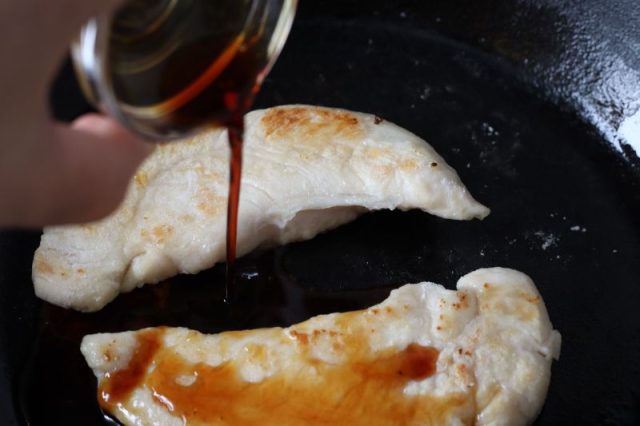 タレを加えた鶏ささみ