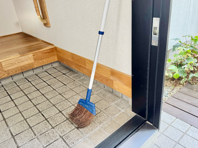 玄関の掃き掃除