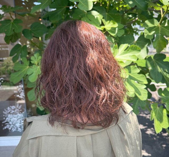 ウェーブ女性の後ろ姿