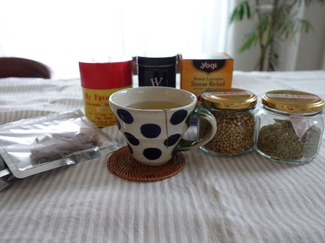 カップとハーブやコーヒー