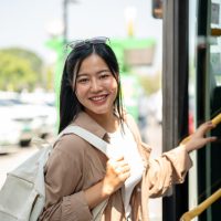 「歩かずにバスに乗った」を英語で言うと？