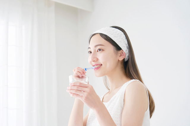 歯磨き　女性