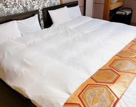 ベッドメイキングされた寝室