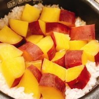 食物繊維たっぷり♪腸と美容に嬉しい「サツマイモごはん」の献立