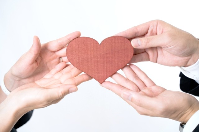 ハートをもつ妊活中のカップル