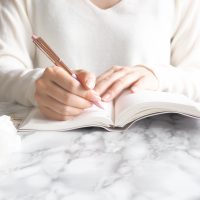 数分でも「書くこと」で自分の本音を知れる！小さな朝習慣のコツ
