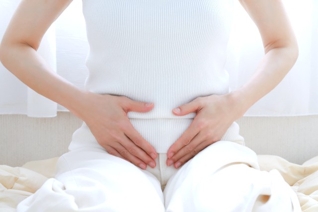 おなかのハンズケアをする女性