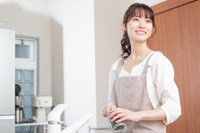 食器洗いをする女性