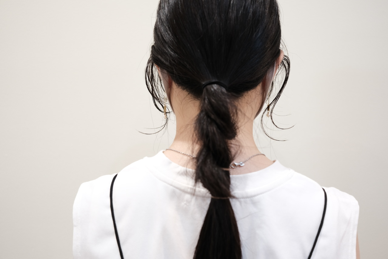 崩れにくい！夏のレジャーにぴったりな簡単ヘアアレンジのポイントは？