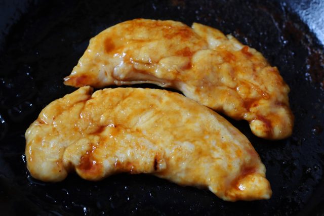 タレを絡めた鶏ささみ