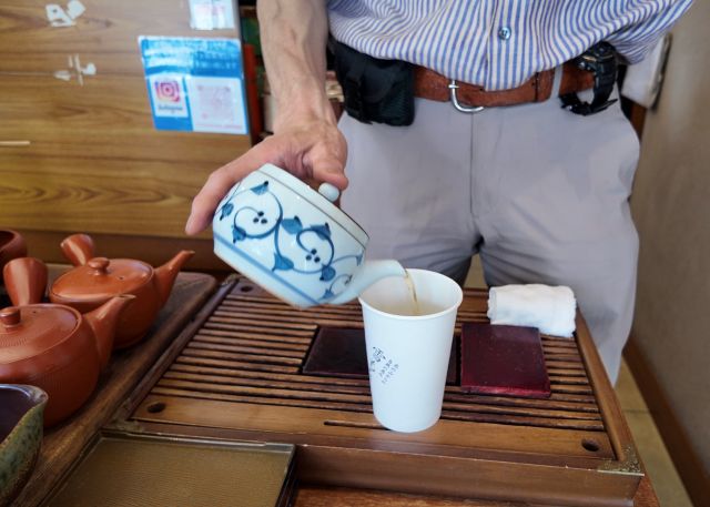 茶漬けにお茶を注ぐ