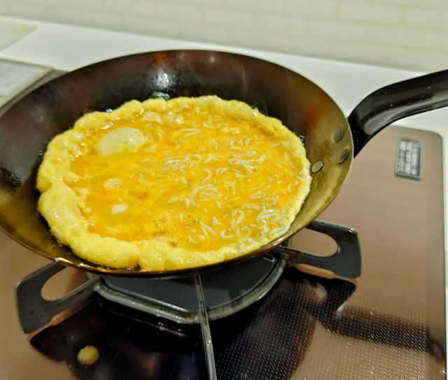 フライパンに入れたしらすオムレツ 