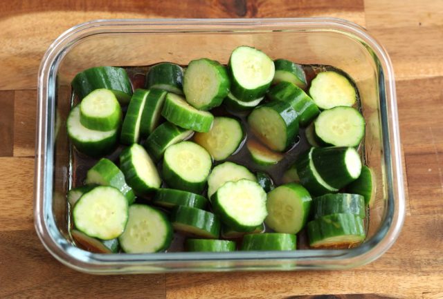 きゅうりを調味料に漬ける