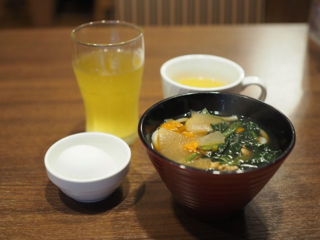 ちいさな鶏野菜うどん＆ ゆで卵モーニング