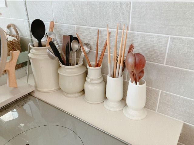 色味を揃えた収納したキッチンツール