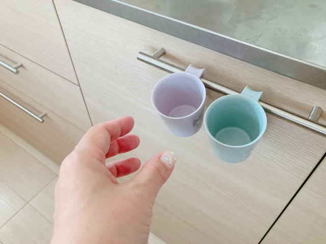 フックにかけたうがい用コップ